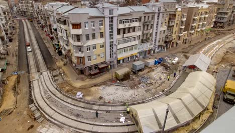 Obras-de-hormigón-para-construcción-de-mantenimiento-de-carreteras-con-muchos-trabajadores-y-mezclador-timelapse