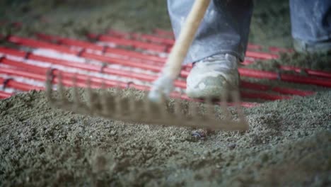 trabajadores-concretos-de-la-calefacción-de-piso