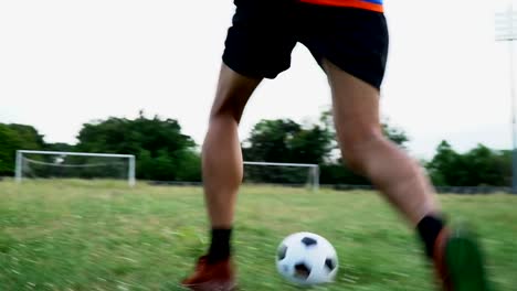 Fußballer-spielen-Fußball-auf-dem-Rasen.