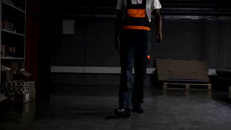 Employee-walking-along-the-warehouse