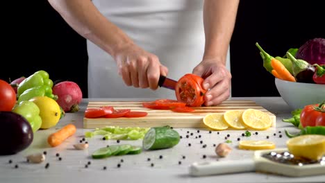 Chef-is-cutting-vegetables-in-the-kitchen,-slicing-tomato