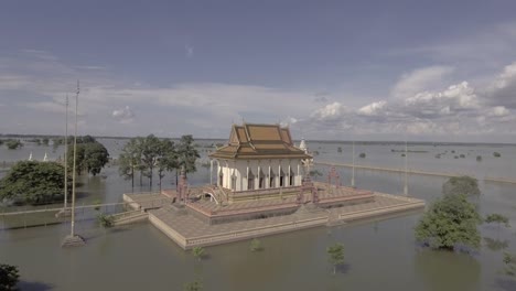 Statische-Luftaufnahme-einer-Pagode-ist-umgeben-von-Hochwasser-bei-bewölktem-Himmel