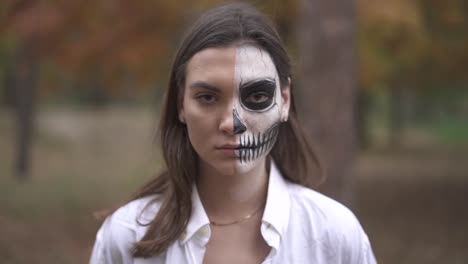 Víspera-de-Todos-los-Santos.-Chica-con-un-maquillaje-de-Halloween-de-miedo