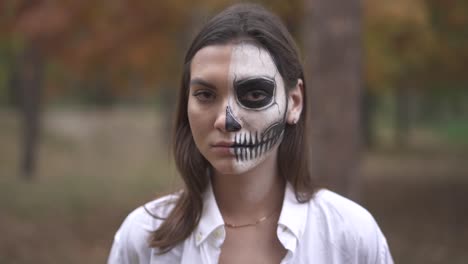 Víspera-de-Todos-los-Santos.-Chica-joven-con-un-maquillaje-de-Halloween-de-miedo