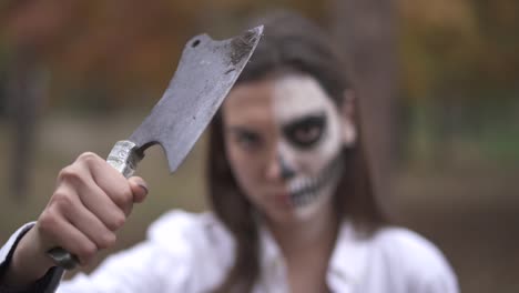 Halloween.-Mädchen-mit-Toten-Make-up-hält-Messer