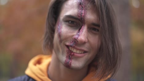 Víspera-de-Todos-los-Santos.-Sonriente-hombre-con-maquillaje-de-halloween.