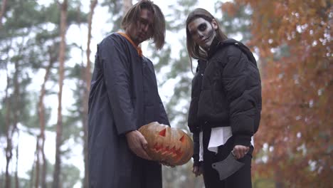 Víspera-de-Todos-los-Santos.-El-chico-y-la-chica-con-el-maquillaje-de-Halloween-en-el-bosque.