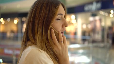 Schöne-Frau-am-Handy-in-der-Mall.