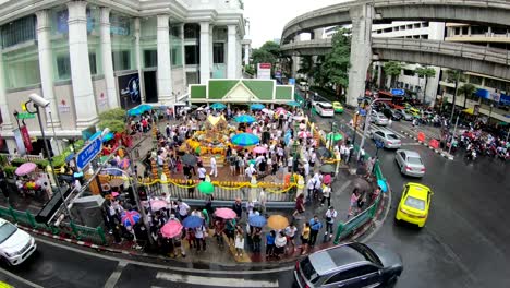 Lapso-de-tiempo-de-4K-de-Santuario-de-Erawan,-famoso-lugar-para-Dios-hindú-adoración-delante-de-Grand-Hyatt-Erawan-Hotel