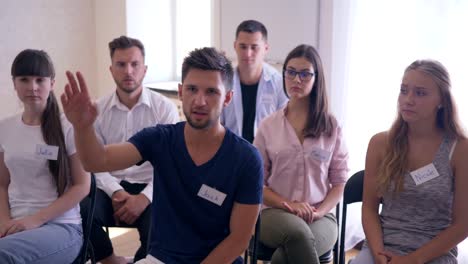 Selbsthilfegruppe,-schüchterner-junger-Mann-spricht-über-Probleme-auf-die-Psychotherapieausbildung