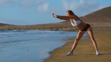 Frau,-dehnen,-Beine-und-Oberschenkel-stehen-nach-vorne-beugen-Yoga-Stretch-Pose-am-Strand-zu-tun.-Fitness-Frau-entspannen-und-Sport-und-Yoga-zu-praktizieren.