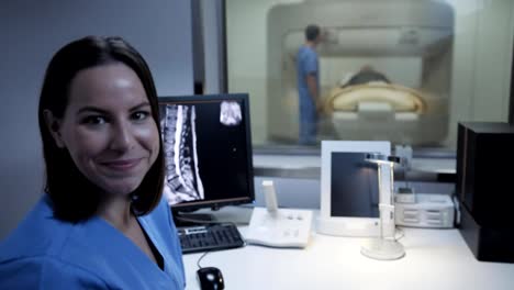 Técnico-de-laboratorio-feliz-trabajando-en-el-Hospital-y-sonriendo-a-cámara