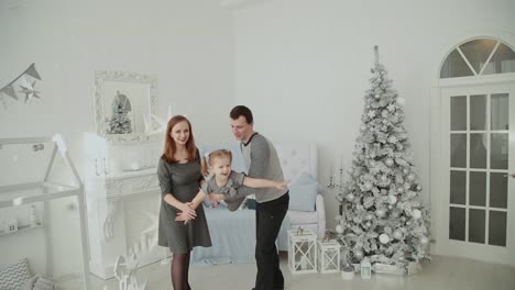 Sehr-glückliche-Familie-lacht-und-spielt-in-der-Weihnachts-Zimmer