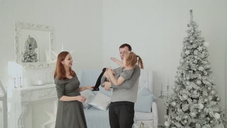 Sehr-glückliche-Familie-lacht-und-spielt-in-der-Weihnachts-Zimmer