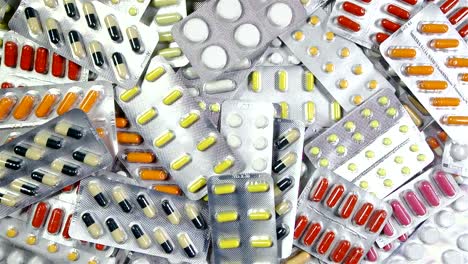 Un-montón-de-colores-de-fondo-las-pastillas-o-medicamentos.-Muchos-medicamentos-en-la-mesa.-Kit-de-primeros-auxilios-con-las-píldoras.-Farmacia-con-medicamento.