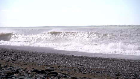 Sturm-auf-dem-Meer.-Riesige-Wellen-sind-abstürzt-und-Spritzen-am-Ufer.-Slow-Motion