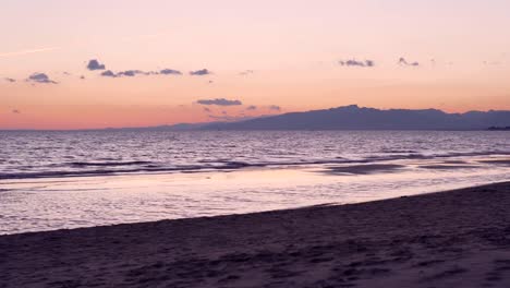 Twilight-over-the-mediterranean-sea-in-Costa-Daurada,-Spain.-Zooming-and-blending-real-time-and-timelapse