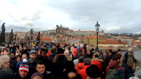 Karlsbrücke-mit-Masse-der-Touristen