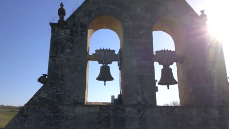 Campana-de-la-iglesia-de-vista-aérea-en-cielo-azul