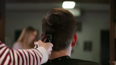 Mann-hat-einen-Haarschnitt-mit-einem-Haarschneider