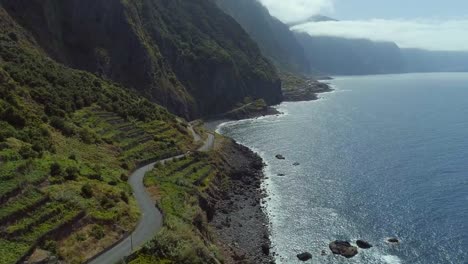 Carretera-costera-montañosa-de-Madeira