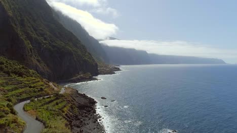 Sonnenuntergang-über-die-bergige-Küste-von-Madeira