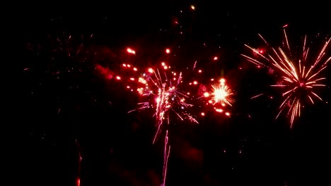 Hellen-Feuerwerk-auf-dem-Hintergrund-des-Sternenhimmels-auf-Vorabend-des-neuen-Jahres.-Geschlungen