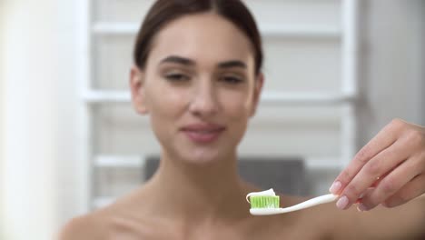 Zähne-Hygiene.-Frau-Anwendung-Zahnpasta-auf-die-Zahnbürste-Closeup