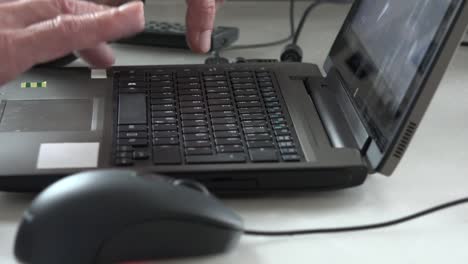 Hacker-programa-de-mecanografía-en-un-teclado-portátil