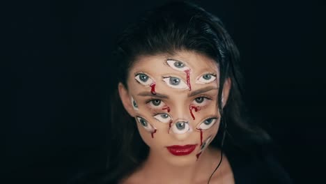 Maquillaje-de-Arte-Halloween,-la-mujer-tiene-muchos-ojos-en-una-cara