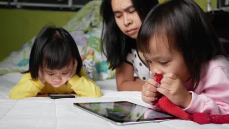 Asian-mother-scolded-her-children-who-watched-the-phone-for-too-long,-the-child-is-addicted-to-the-phone.