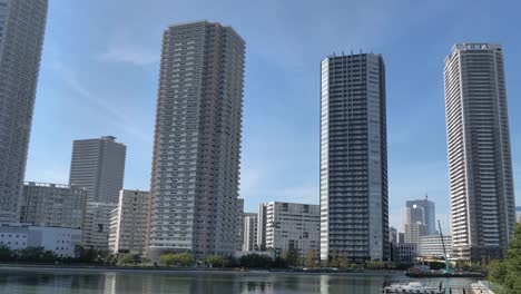 Muchos-edificios-skycraper-en-la-ciudad-de-Tokio