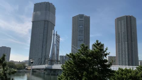 Hohe-Wolkenkratzer-zwischen-der-Brücke-in-Tokio