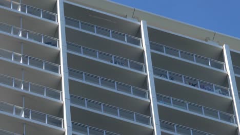 Una-mirada-más-cercana-a-las-ventanas-del-hotel-de-gran-altura