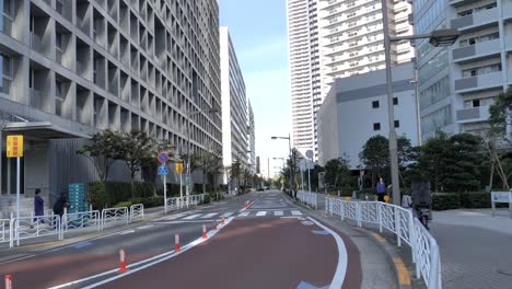 Ein-schwarzes-Taxi-auf-der-Straße-in-Tokio