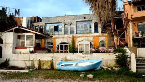 El-edificio-es-un-antiguo-hotel-abandonado-en-Benitses,-Grecia.-4K