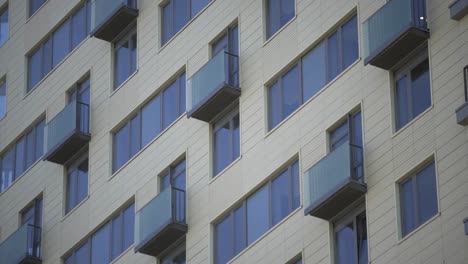 Nahaufnahme-des-Wohnhauses.-Close-up-Von-einem-Apartment-Blöcke.-Das-Gebäude-verfügt-über-außen-mit-kleinen-Balkonen