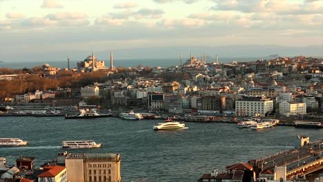 Amplio-marco-en-Estambul-desde-la-torre-Gálata.-Plan-general-sobre-el-distrito-histórico-de-la-Mezquita-Azul-de-Estambul,-Santa-Sofía