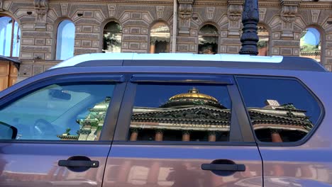 St.-isaac's-cathedral.-The-reflection-in-the-glass-of-the-car.-4K.