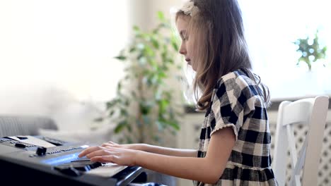 Little-girl-aprender-a-jugar-el-piano.