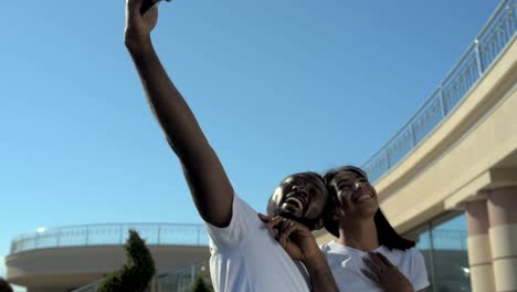 Young-African-American-Freunde,-Spaß-und-fotografieren