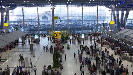 Singapur-Changi-Flughafen-Check-in-voll-Zone-zweite-Etage-Panorama-4k-Filmmaterial