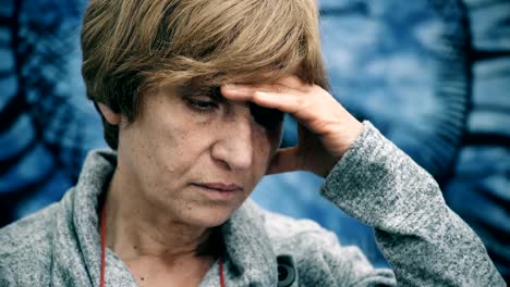 Sad-worried-mature-blonde-woman.-Close-up-on-thoughtful-mature-woman