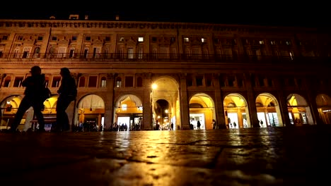 Menschen-gehen-durch-eine-alte-Nacht-Stadt,-Europa,-Prag