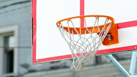 Schlagende-Ziel-mit-Präzision-und-preisgekrönten-Basketballturnier,-slow-Motion-Team