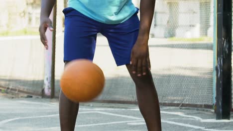 Deportiva-negro-hombre-haciendo-trucos-con-la-bola,-jugando-baloncesto,-estilo-de-vida-activo