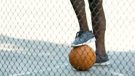 Hombre-afroamericano-en-zapatillas-esperando-equipo-reuniendo-para-jugar-baloncesto