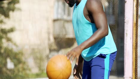 Strong-afro-amerikanische-Sportler-Aufwärmen-vor-Basketball-Wettbewerb