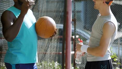 Multirraciales-mejores-amigos-en-el-estadio-de-pie-y-hablando-de-baloncesto-juego