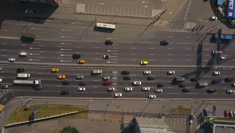 Rusia-día-soleado-Moscú-centro-comercial-tráfico-carretera-de-circunvalación-por-panorama-aéreo-4k